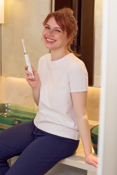 SMILLE Sonic Brush - Premium soniczna szczoteczka z włóknami SANGI, biały