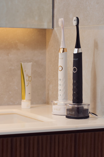 SMILLE Sonic Brush - Premium soniczna szczoteczka z włóknami SANGI, biały